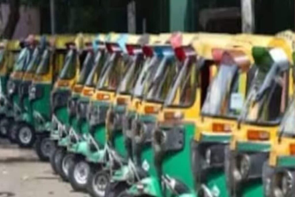 Two Autos With Same Number Plates Spotted At New Delhi Railway Station