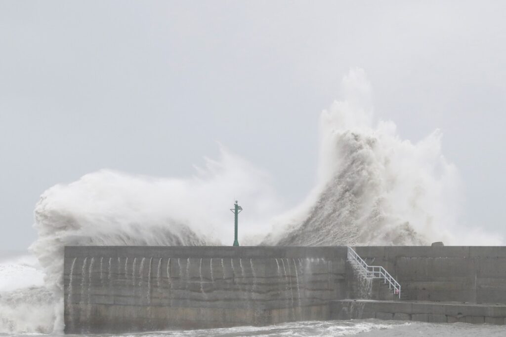 Typhoon Koinu Hits Southern Taiwan, Spares Capital Taipei