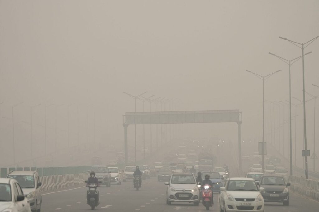 Delhi Air Pollution LIVE: Delhi-NCR Air 'Severe', Locals 'Feel Choked', Complain of Burning Eyes