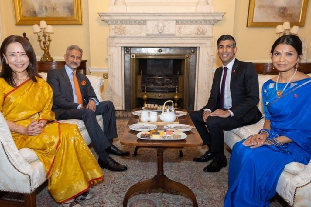 EAM Jaishankar, Kyoko Gift UK PM Sunak, Kohli-signed Bat, Ganesha Idol at Downing Street Diwali Meet