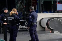 ‘You’re All Going to Die’: Police Open Fire on Muslim Woman Threatening to Blow Herself Up in Paris Metro