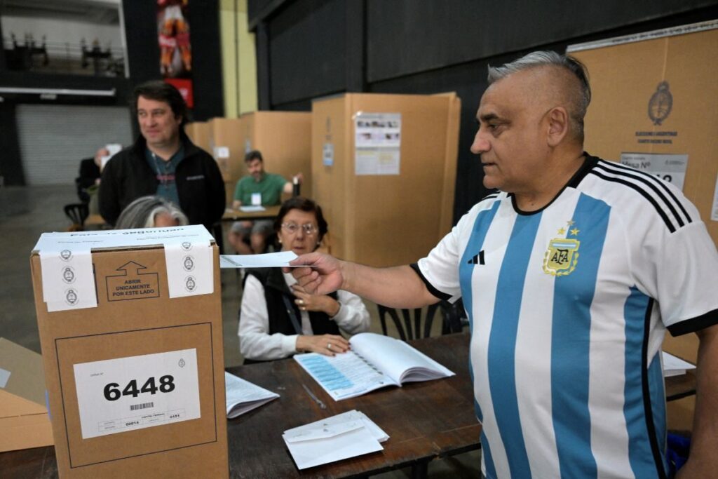 Argentines Vote In Cliffhanger Election With Economy At Stake