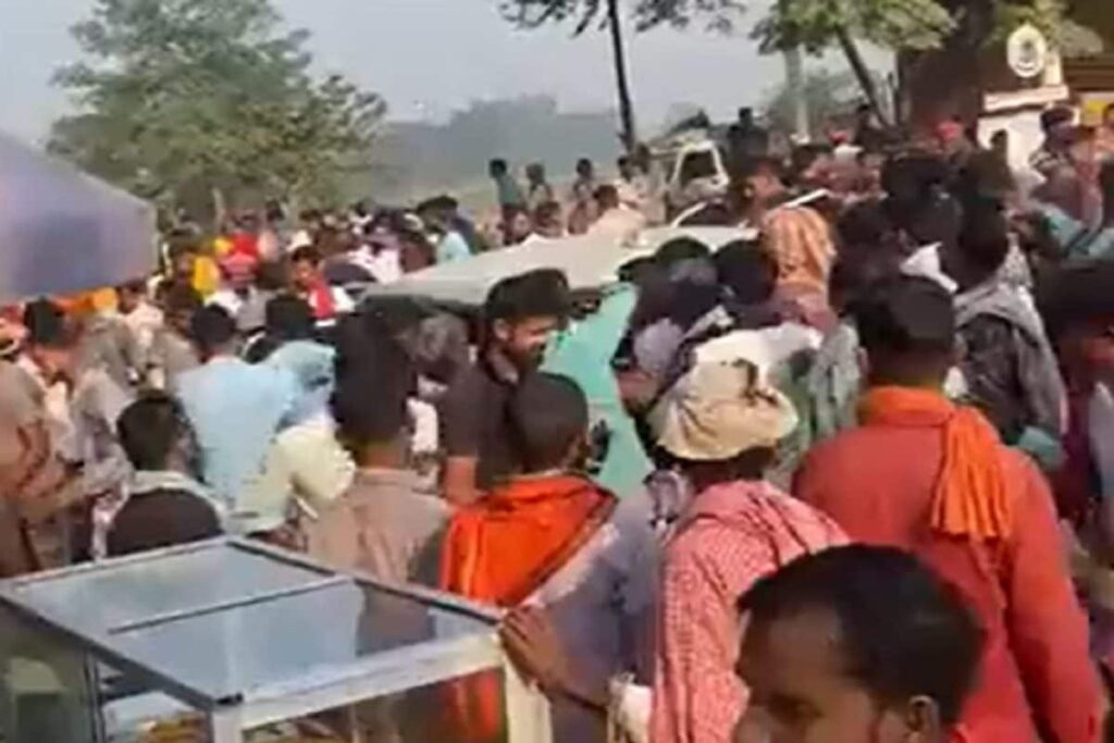 Bihar: Crowd Steals Hundreds of Liquor Bottles After Car Meets With Accident in Siwan