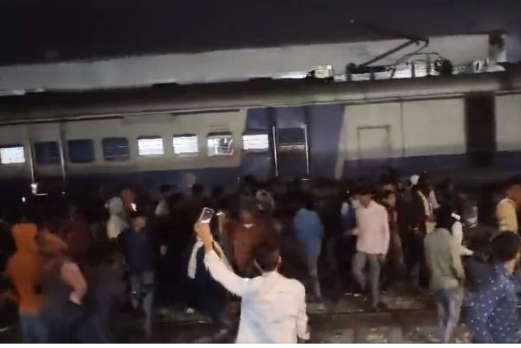 WATCH | 'Chhath' Special Train to Bihar Cancelled, People Vandalise Punjab's Sirhind Railway Station