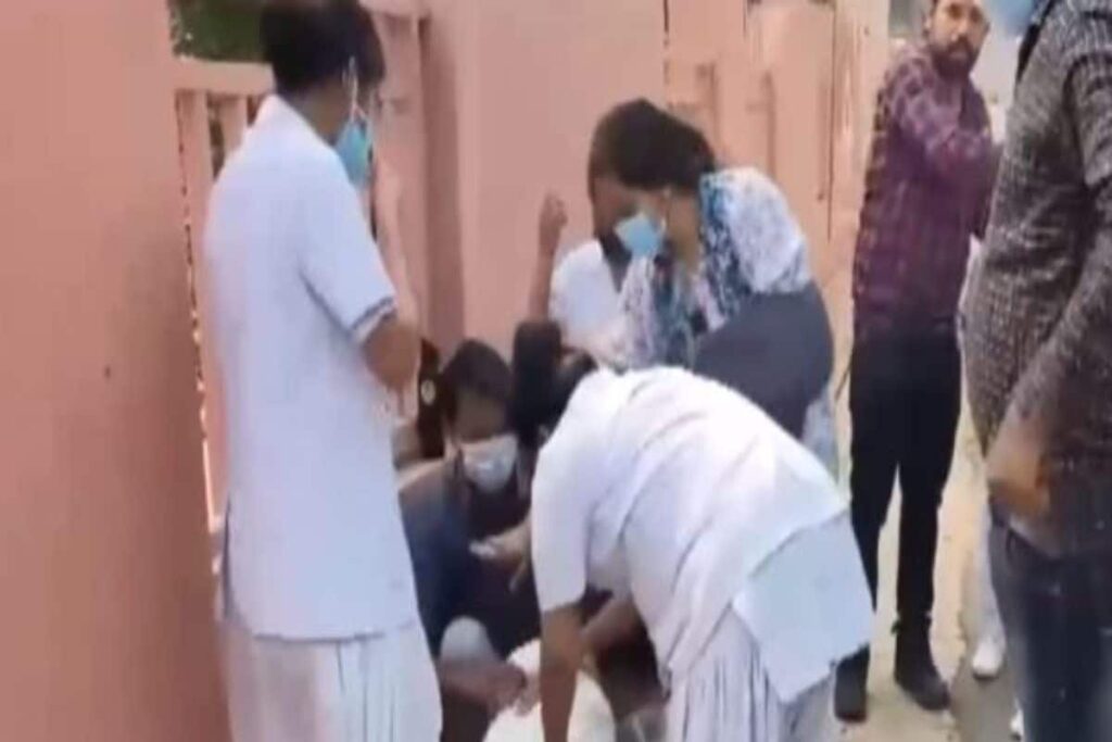 UP: 10 Nursing Students Fall Sick After Chlorine Gas Leak At Campus in Mathura | WATCH