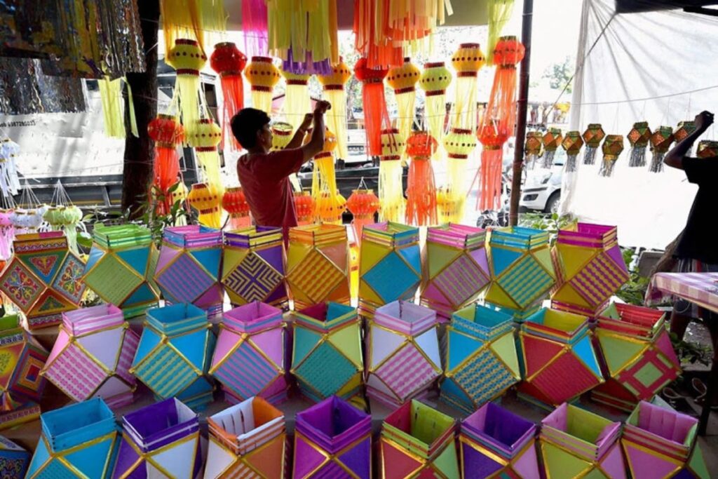 Diwali 2023 Decor Ideas: From Classic Lamps to Glass Jar Lanterns, Illuminate Your Home and Public Spaces