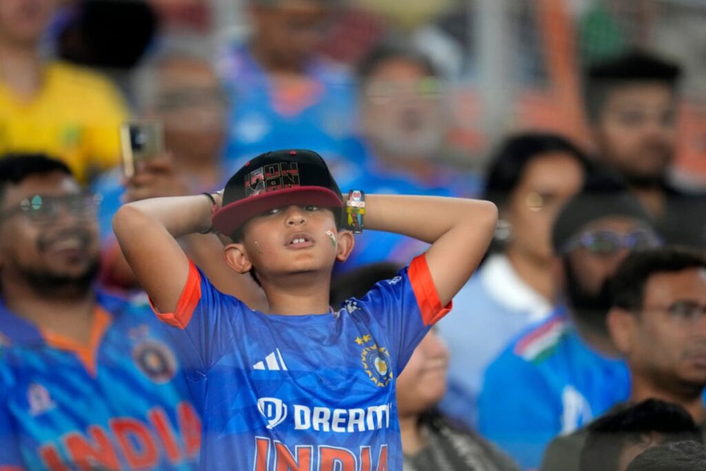Fans Leave Early as Australia Dominate India in World Cup Final