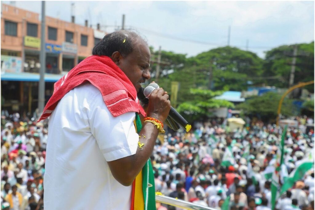 In Message to Congress, Kumaraswamy Gets All JD(S) MLAs Together, Rubbishes Talk of Defection