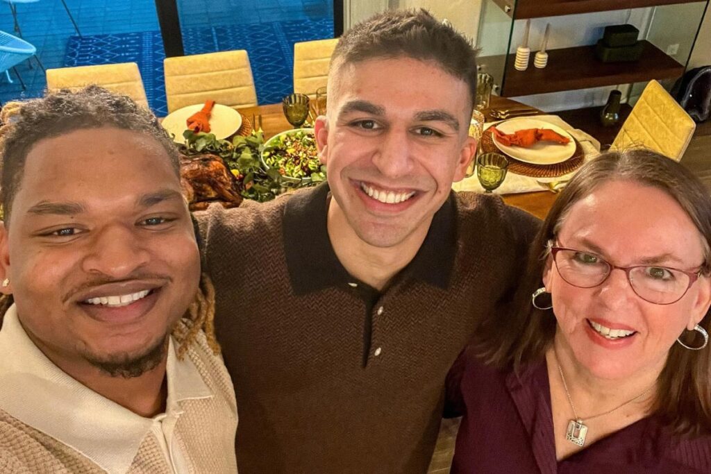 Grandma And This Man Continue Their Heartwarming Tradition For 8th Year