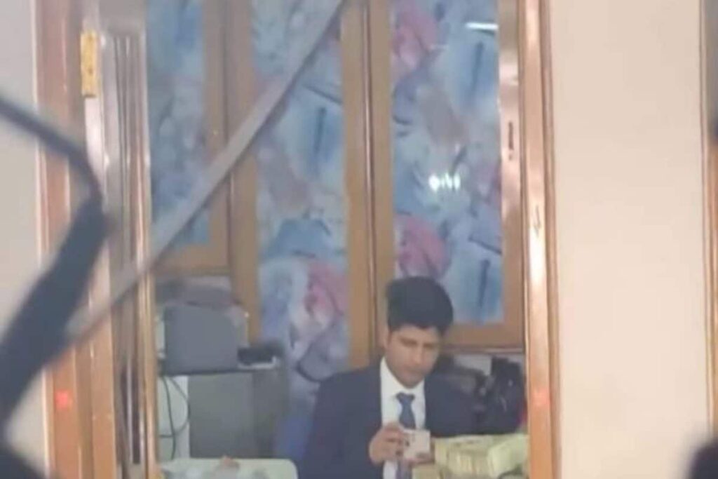 WATCH | Income Tax Officials Conduct Raids At Jaipur's Ganpati Plaza, Recover Huge Amount of Cash, Gold