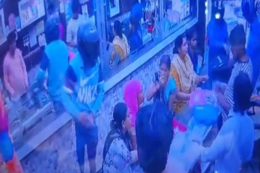 On Cam | Robbery At Gunpoint At Jewellery Store in Northeast Delhi's Karawal Nagar