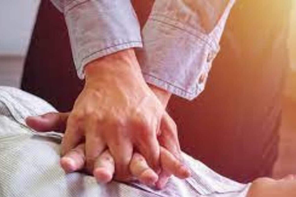 Uttar Pradesh: Man Administers to CPR To Father Who Suffers Heart Attack At Taj Mahal