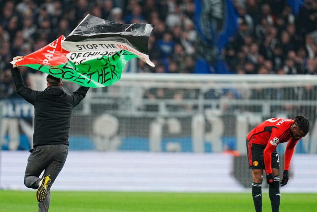 Fans Shows Support For Children in Gaza During Champions League Match - WATCH