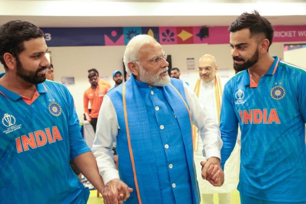 PM Narendra Modi Holds Virat Kohli And Rohit Sharma's Hands in Dressing Room After India's Defeat in World Cup Final