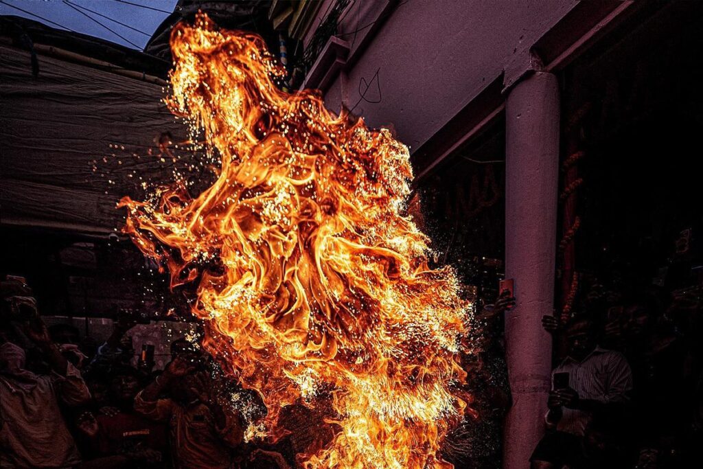 ‘Dangerously Beautiful’: Internet Mesmerised By West Bengal’s Dhuno Purono Festival