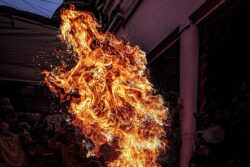 ‘Dangerously Beautiful’: Internet Mesmerised By West Bengal’s Dhuno Purono Festival