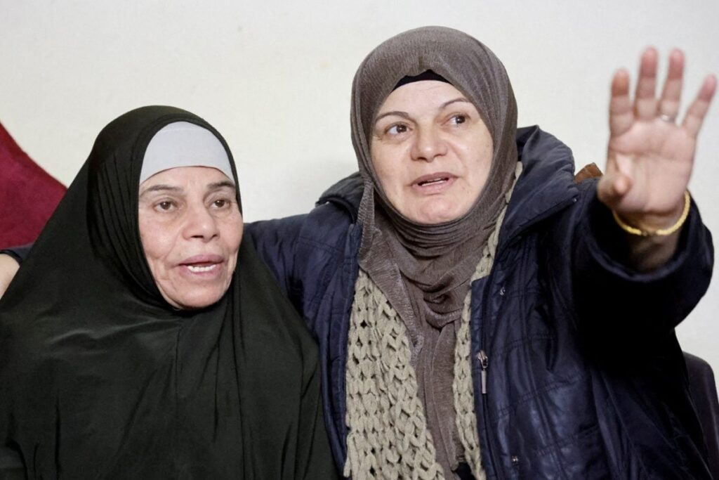Tears of Joy, Crackers Welcome Palestinian Women, Child Prisoners Freed by Israel