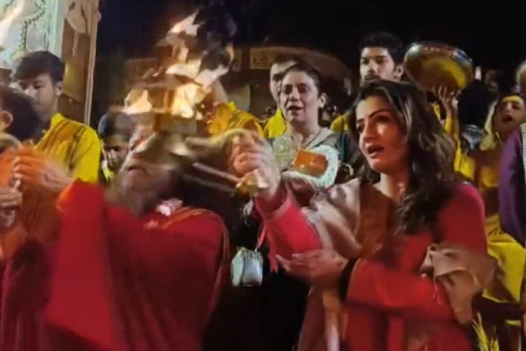 Raveena Tandon Performs Ganga Aarti, Sings Bhajans in Rishikesh Ahead of Diwali; Video Goes Viral