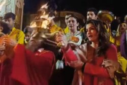 Raveena Tandon Performs Ganga Aarti, Sings Bhajans in Rishikesh Ahead of Diwali; Video Goes Viral