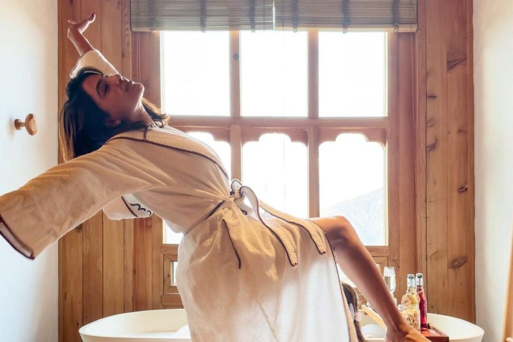 Samantha Ruth Prabhu Poses In a Bathrobe In Latest Photo, Fans Call Her 'Looking Like a Wow'