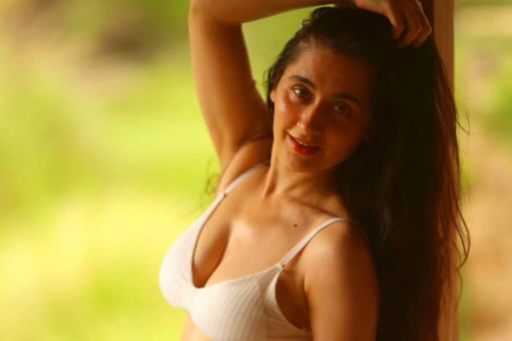 Sexy ! Sanjeeda Shaikh Looks Hot, Flaunts Her Curves in Crop Top And Jeans; Photos Goes Viral