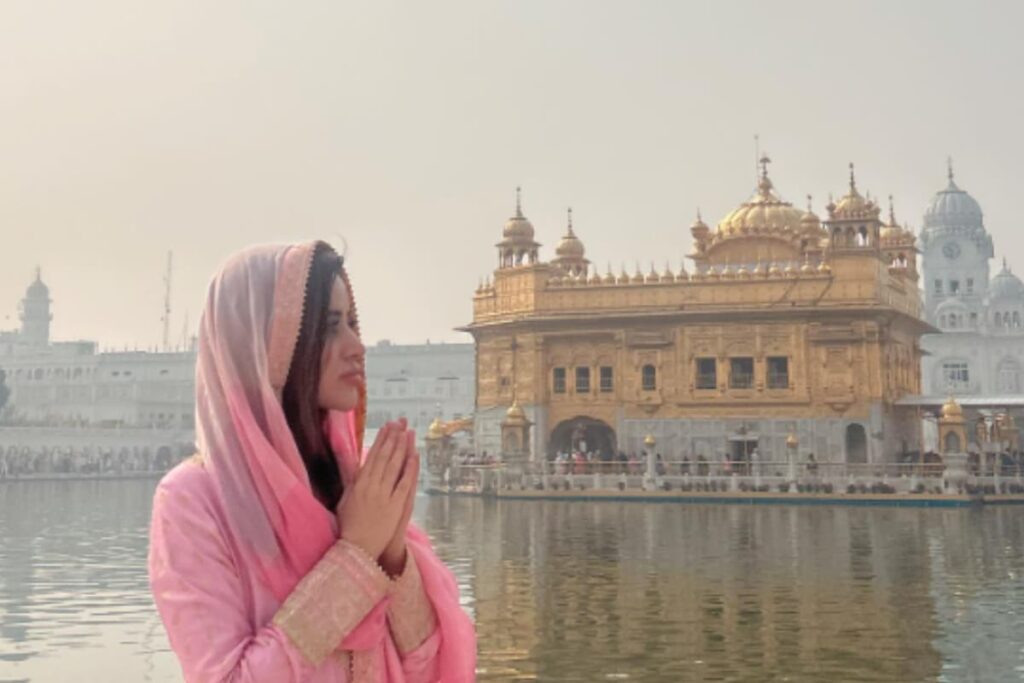 Uorfi Javed Visits Golden Temple With Sister Dolly in Salwar Suit, Fans Surprised