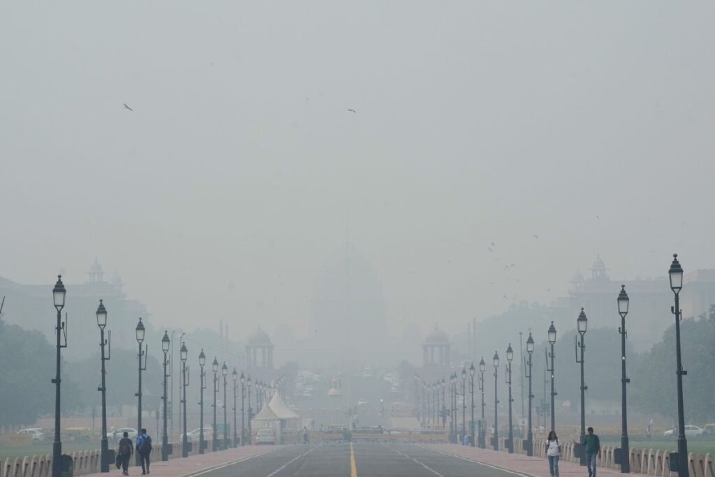New Delhi Pollution: Capital's Air Quality Improves Marginally, AQI Still in 'Very Poor' Category