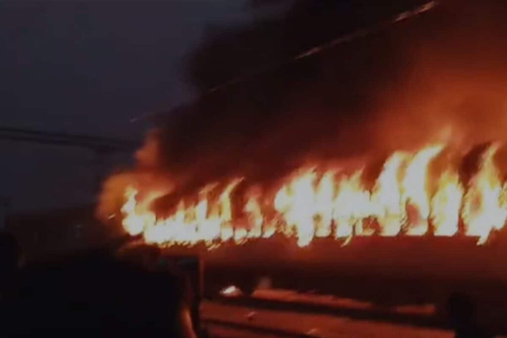 Fire Breaks Out in New Delhi-Darbhanga Express Train in UP's Etawah, No Casualty Reported