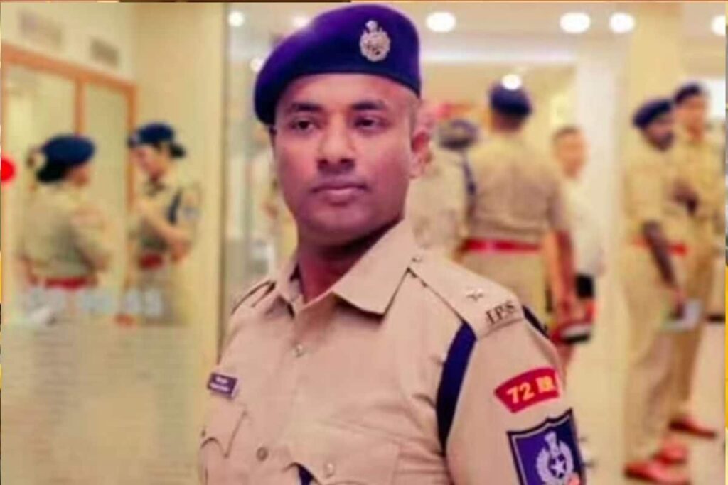 Meet IPS Roshan Kumar, Who Cleared Civil Services With AIR 114 While Juggling Full-time Job