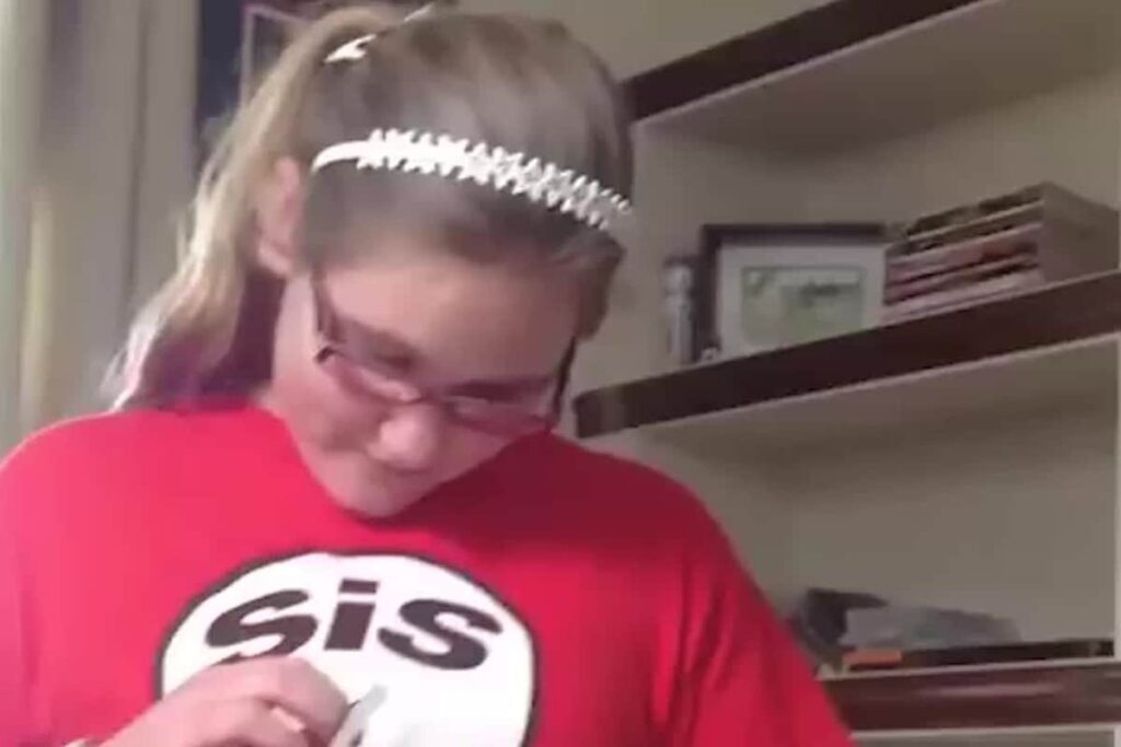 Girl Gets iPhone As Gift,  Breaks It While Unboxing