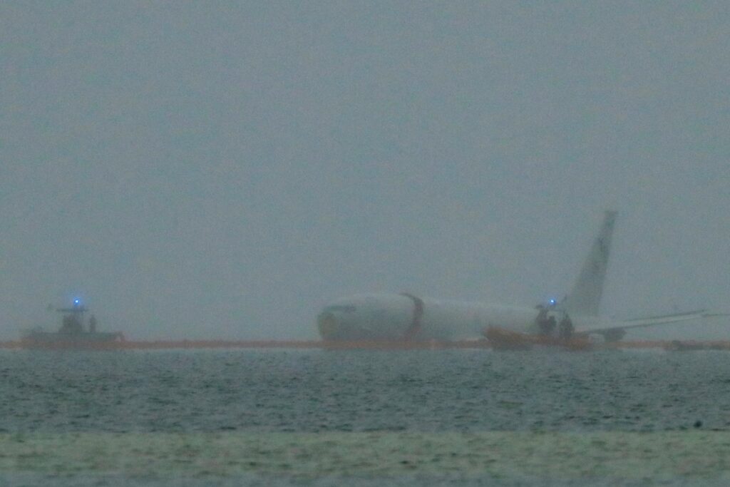 US Navy Plane Safely Lands in Hawaii Bay After Runway Overshoot, All Aboard Escape Injury