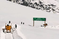 Cold Wave Grips Kashmir as Minimum Temperature Dips Below Freezing Point