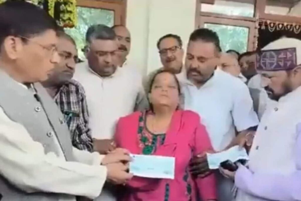 'Pradarshini Mat Lagao': Mom of Dead Jawan Sobs. UP Minister Ignores Her, 'Focuses on Cam' | WATCH