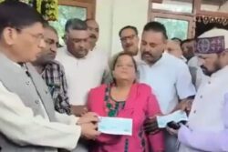 'Pradarshini Mat Lagao': Mom of Dead Jawan Sobs. UP Minister Ignores Her, 'Focuses on Cam' | WATCH