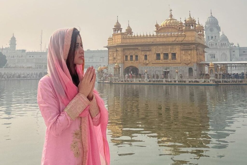 Urfi Javed Makes FIRST Appearance After Fake Arrest, Seeks Blessings at Golden Temple