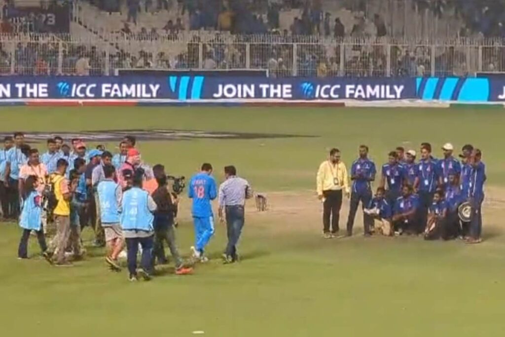 Watch: Virat Kohli Poses for Pictures With Eden Gardens Ground Staff After 49th ODI Century