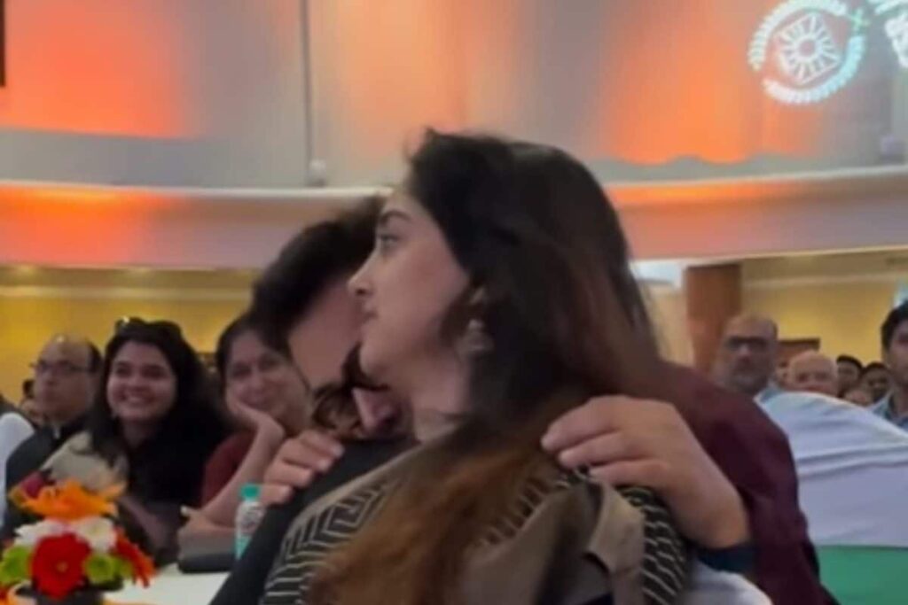 Aamir Khan Proudly Kisses Daughter Ira Khan as She Wins An Award, Video Goes Viral; Watch