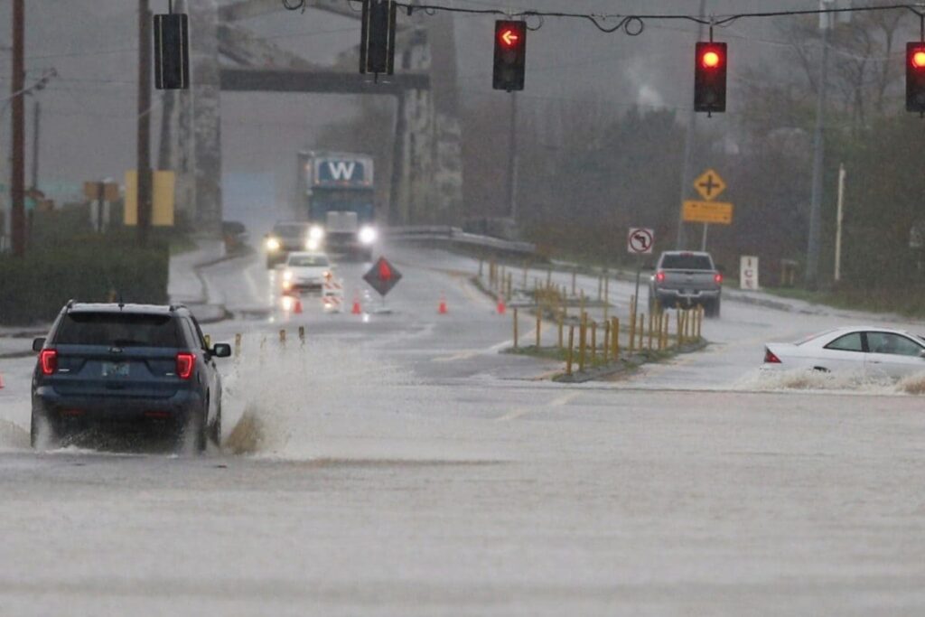 Atmospheric River in US: Pacific Northwest Soaked with Record-breaking Rain, Unusual Warm Temperatures