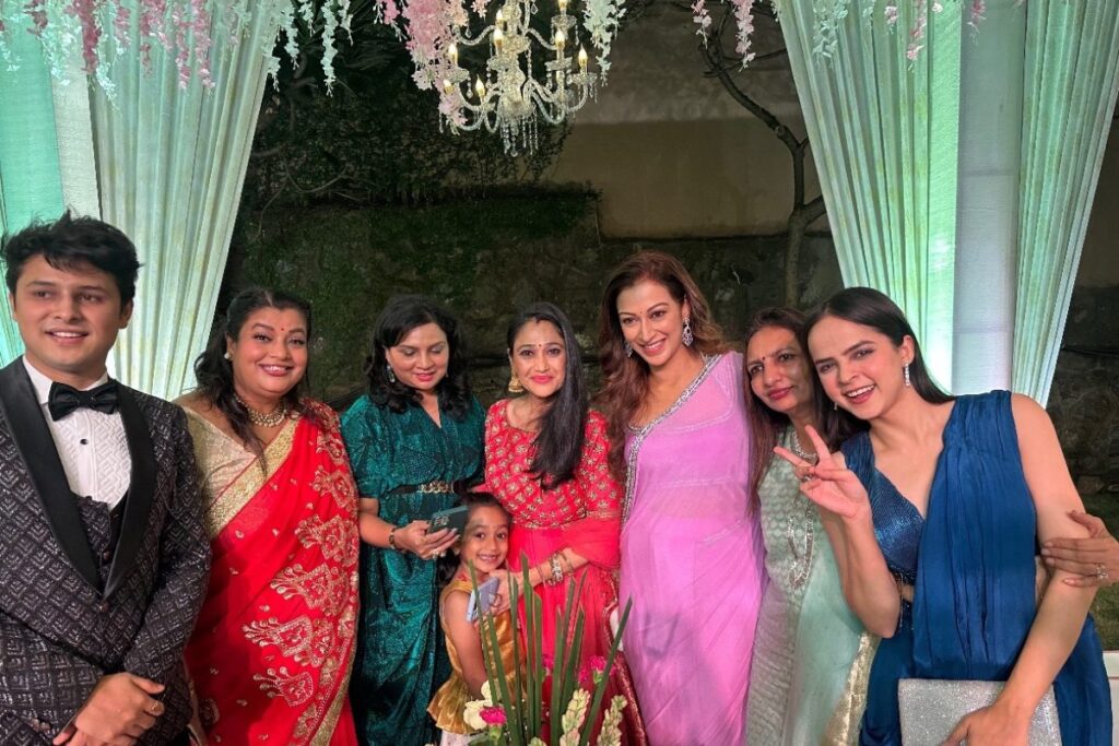 Disha Vakani Reunites With TMKOC Cast, Photo Goes Viral; Actor's Comeback Confirmed?