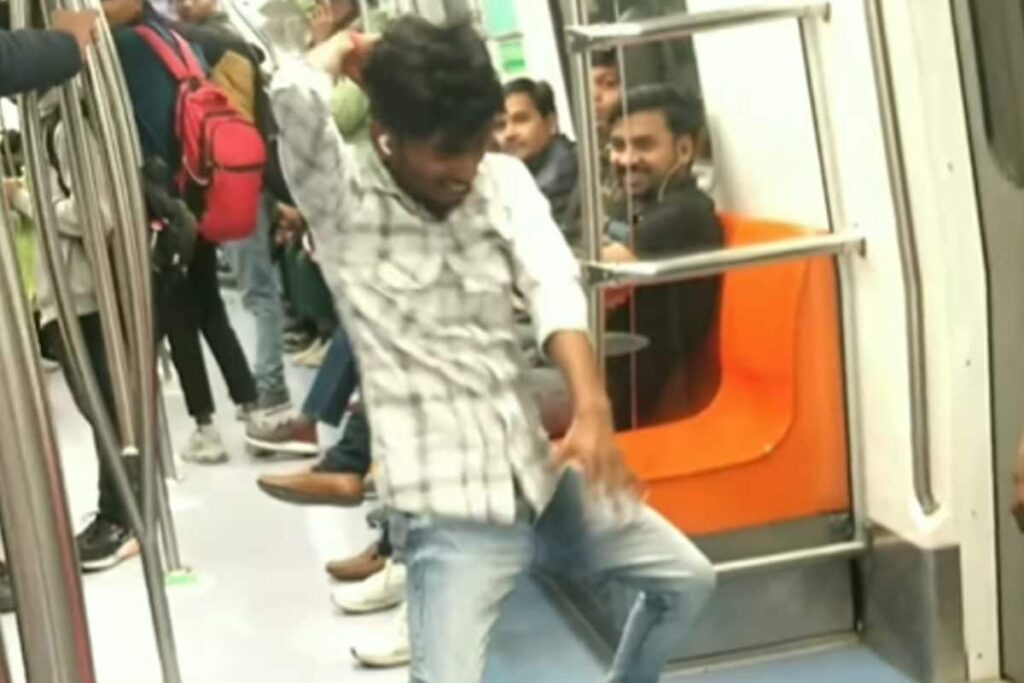 Man Dances To Gulabi Sharara Inside Delhi Metro; 'Ultra Confidence' Says Internet