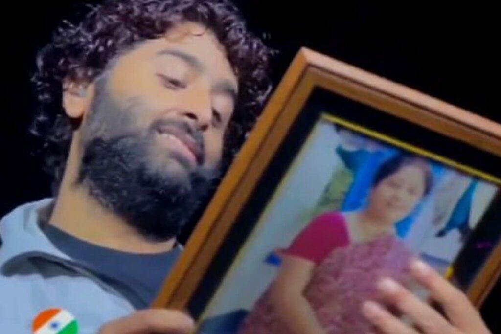 Watch: Arijit Singh Gets A Sweet Surprise From Fan In The Middle Of Concert