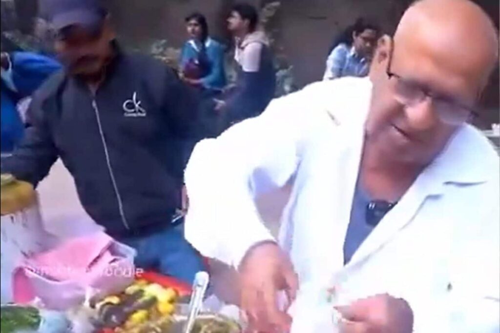 Watch: Why This Bhelpuri Vendor From Delhi's North Campus Is Viral