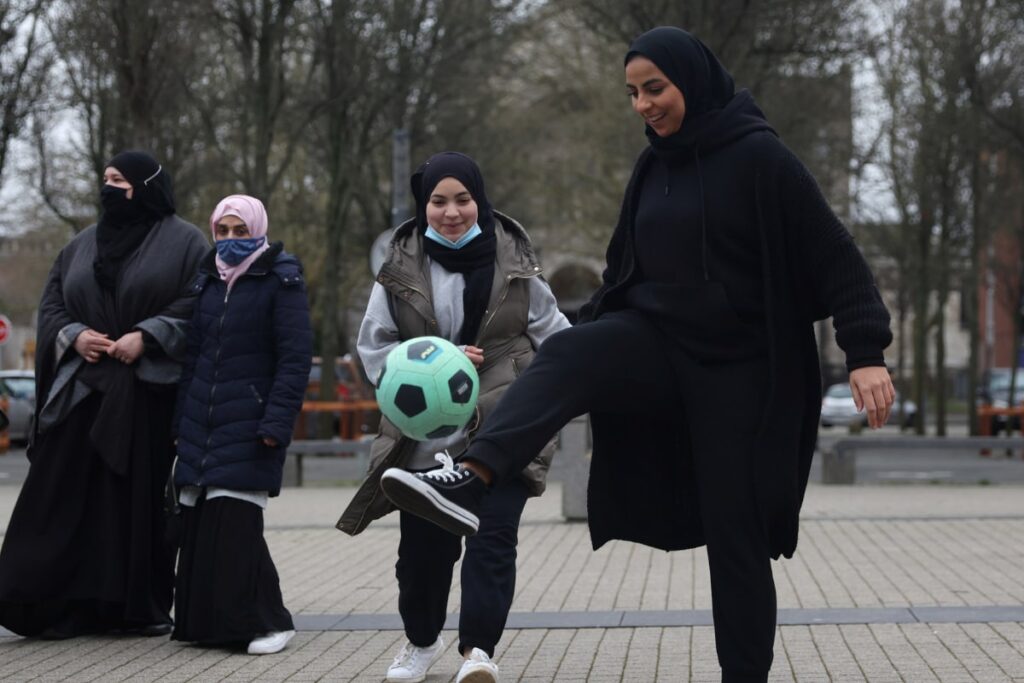 French Govt to Cut State Subsidies for Biggest Muslim High School Over Teaching Row