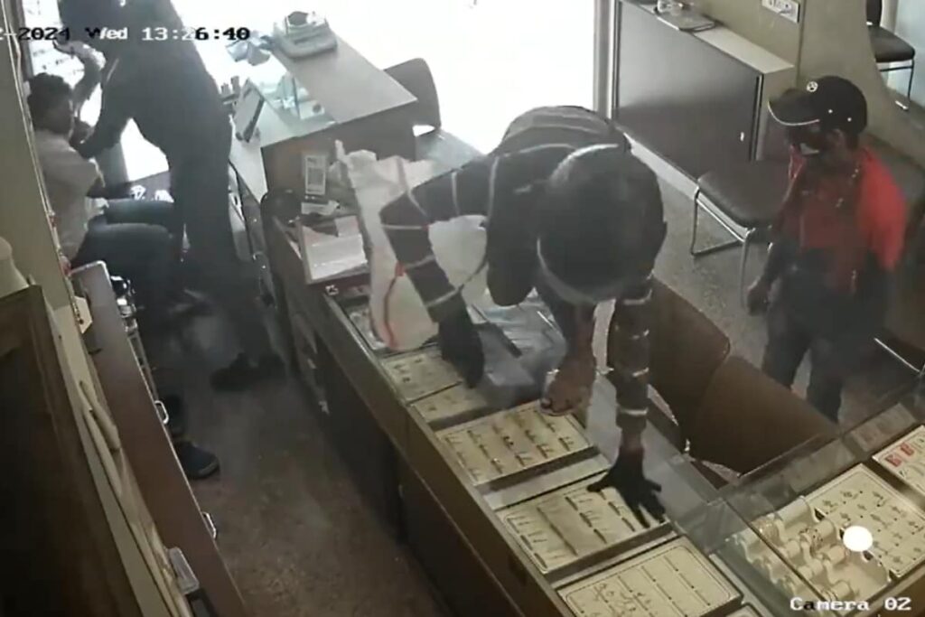 Masked Men Loot Hyderabad Jewellery Shop at Knifepoint | Watch Dramatic CCTV Clip