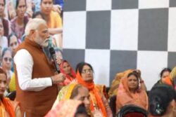 'Modi ji Ne Ghar Mein Jhagda Badhaya?' In Interaction with Varanasi Women, PM's Light Moment on 'Dadagiri' & 'Selfie with Cows' | WATCH