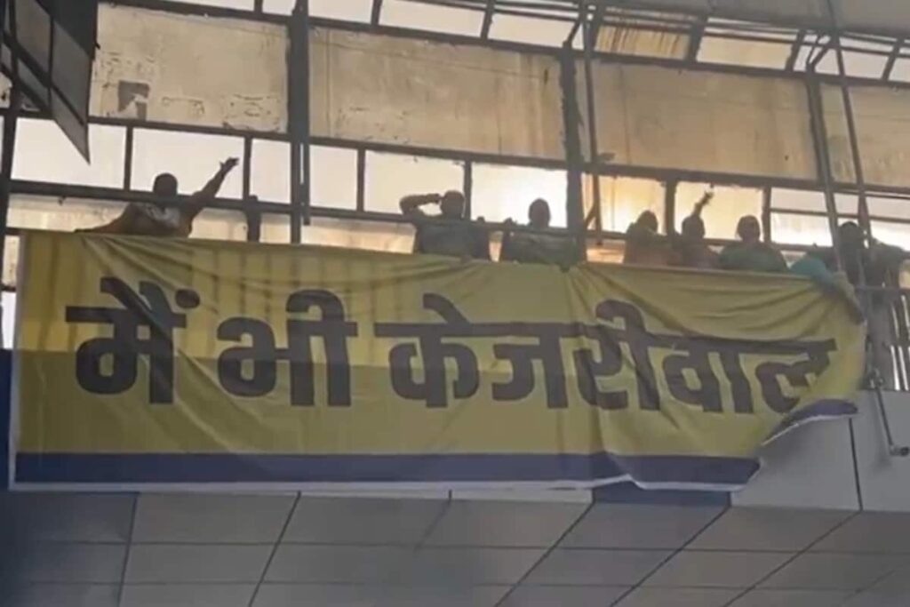 AAP MLAs Turn Up in Yellow 'Mai Bhi Kejriwal' T-shirts for 1st Delhi Assembly Session Without CM; HC Warns of 'Severe Consequences' | Updates