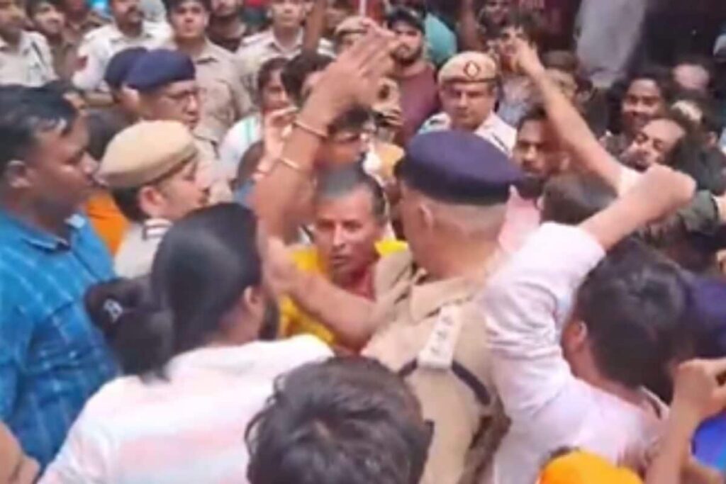 Delhi: 4-Year-Old Raped At Her Tuition Centre in Pandav Nagar, Locals Vandalise Cars During Protest