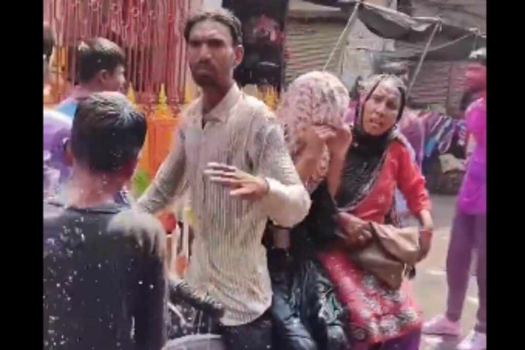 1 Held in UP's Bijnor After Viral Video Shows Holi Revellers Harassing Muslim Man, 2 Women on Bike