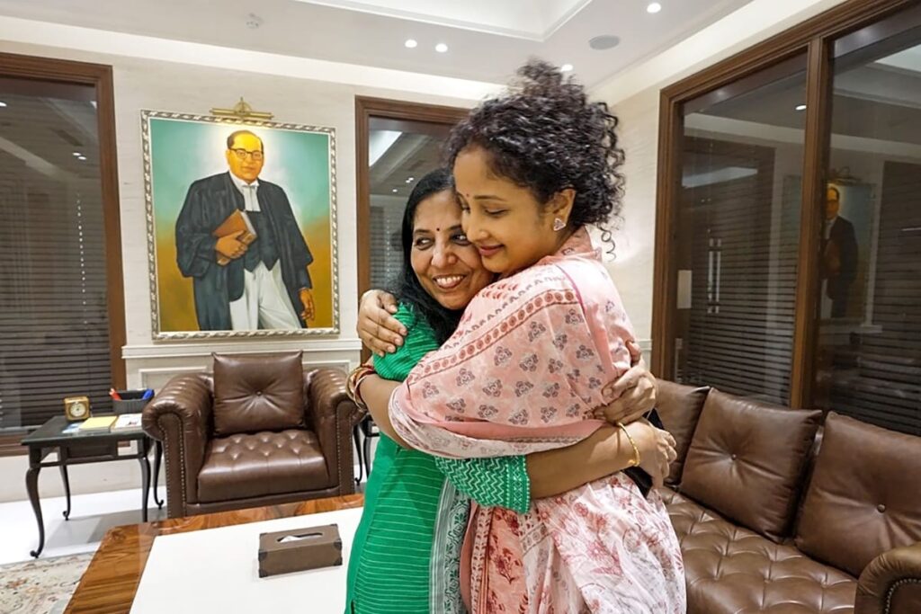 Kalpana Soren, Sunita Kejriwal Unite in Pledge to Combat Husbands' Arrests, Share Emotional Moment | Visuals