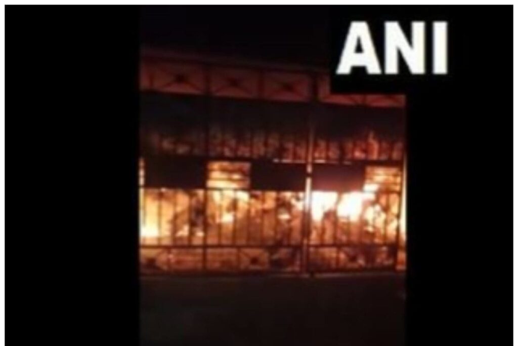 Delhi: 2 Kids Among 4 Killed As Massive Fire Breaks Out in Residential Building in Shastri Nagar